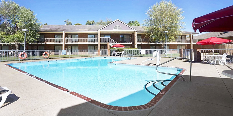 RAMADA GATEWAY HOTEL SWIMMING POOL